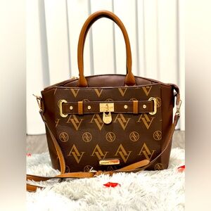 Adrinne vittadini crossbody satchel bag. In great condition:)